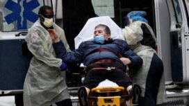 Sejumlah warga di sekitar Rumah Sakit Mount Sinai di Manhattan, New York City, Amerika Serikat, memberikan dukungan terhadap petugas medis, Senin (13/4) Foto: Reuters/Mike Segar